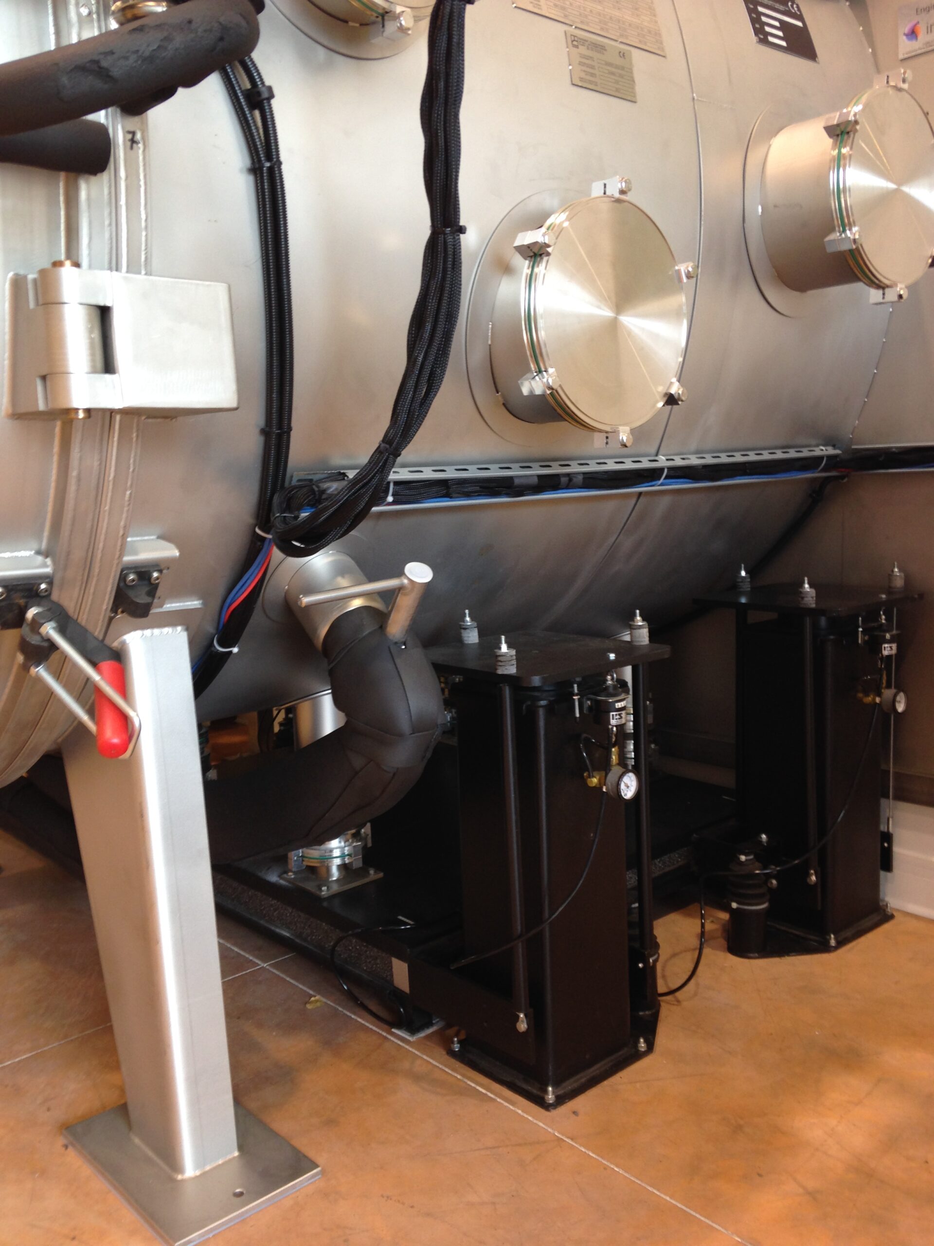 9300 Cradle-Style Vibration Isolation Platform supporting advanced research equipment