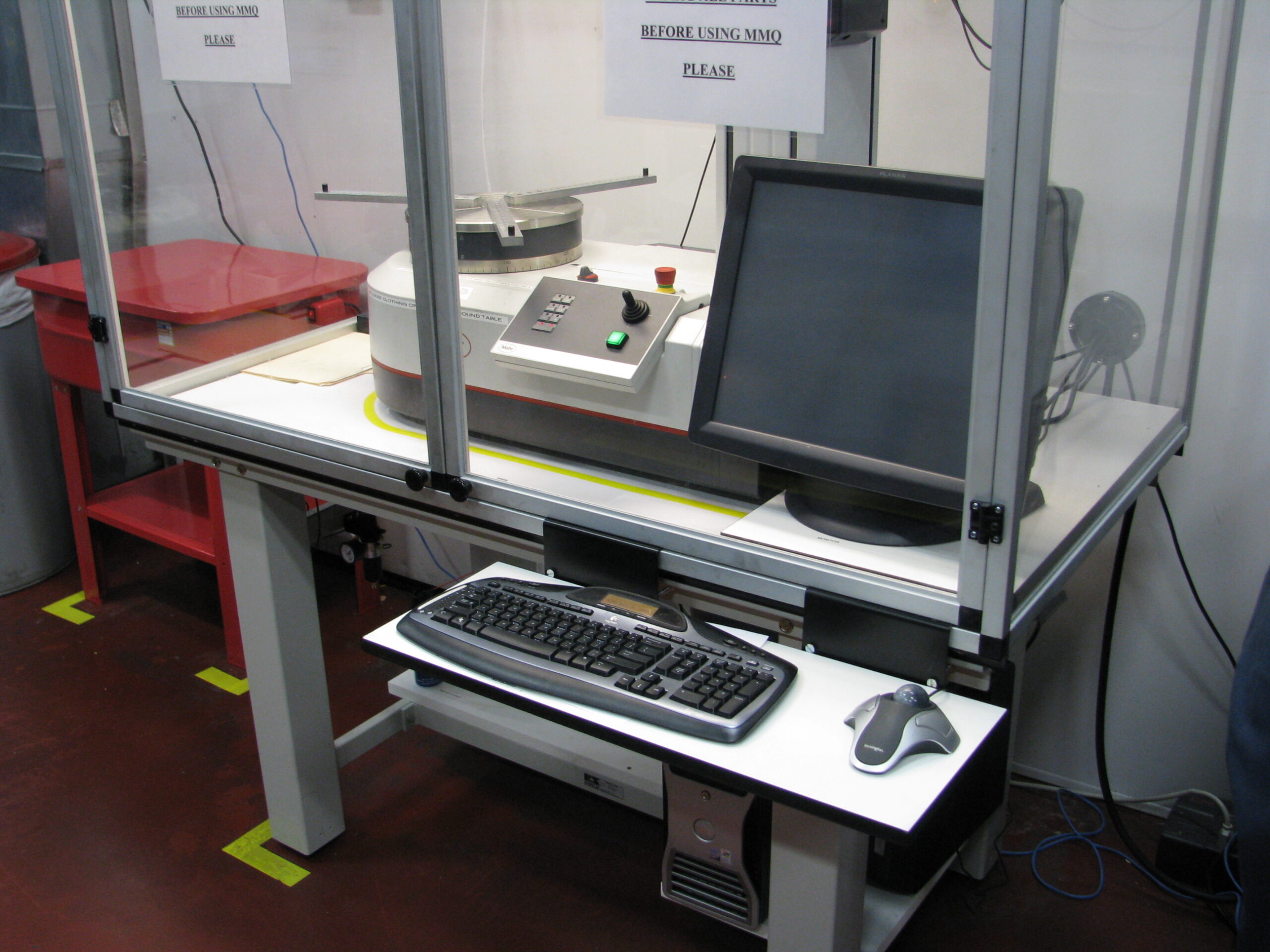 1200 Series Workstation with Enclosure supporting a Mahr MMQ400 form measuring machine